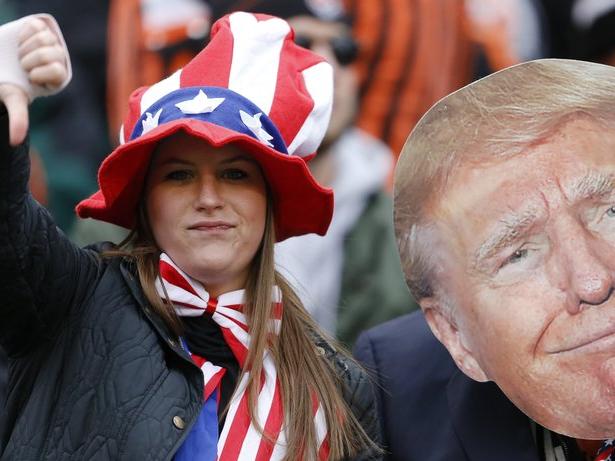 Foto Eine Frau zeigt ihr Missfallen über Donald Trump