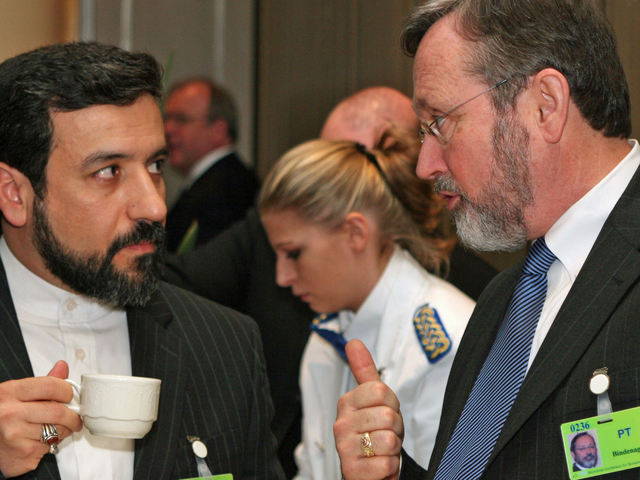 Foto: Bindenagel (rechts) mit Abbas Araghchi (2006)