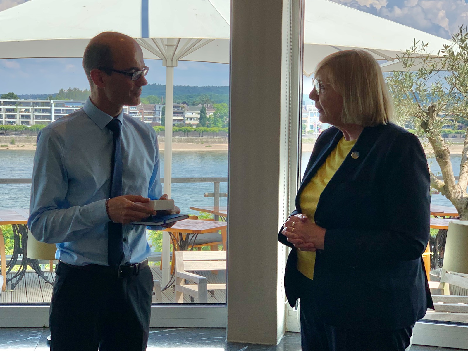 Foto: Landry Charrier und Gisela Manderla. MAC-Bonn Juni 2022